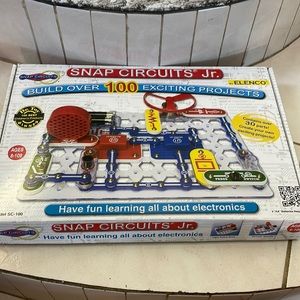 Electronic snap circuits
